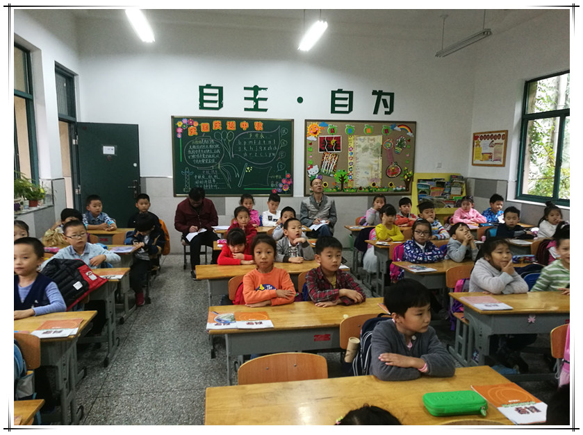 E:\教研组\2017-2018第一学期科学教研组材料\朱乐老师上申报课\听课1.jpg