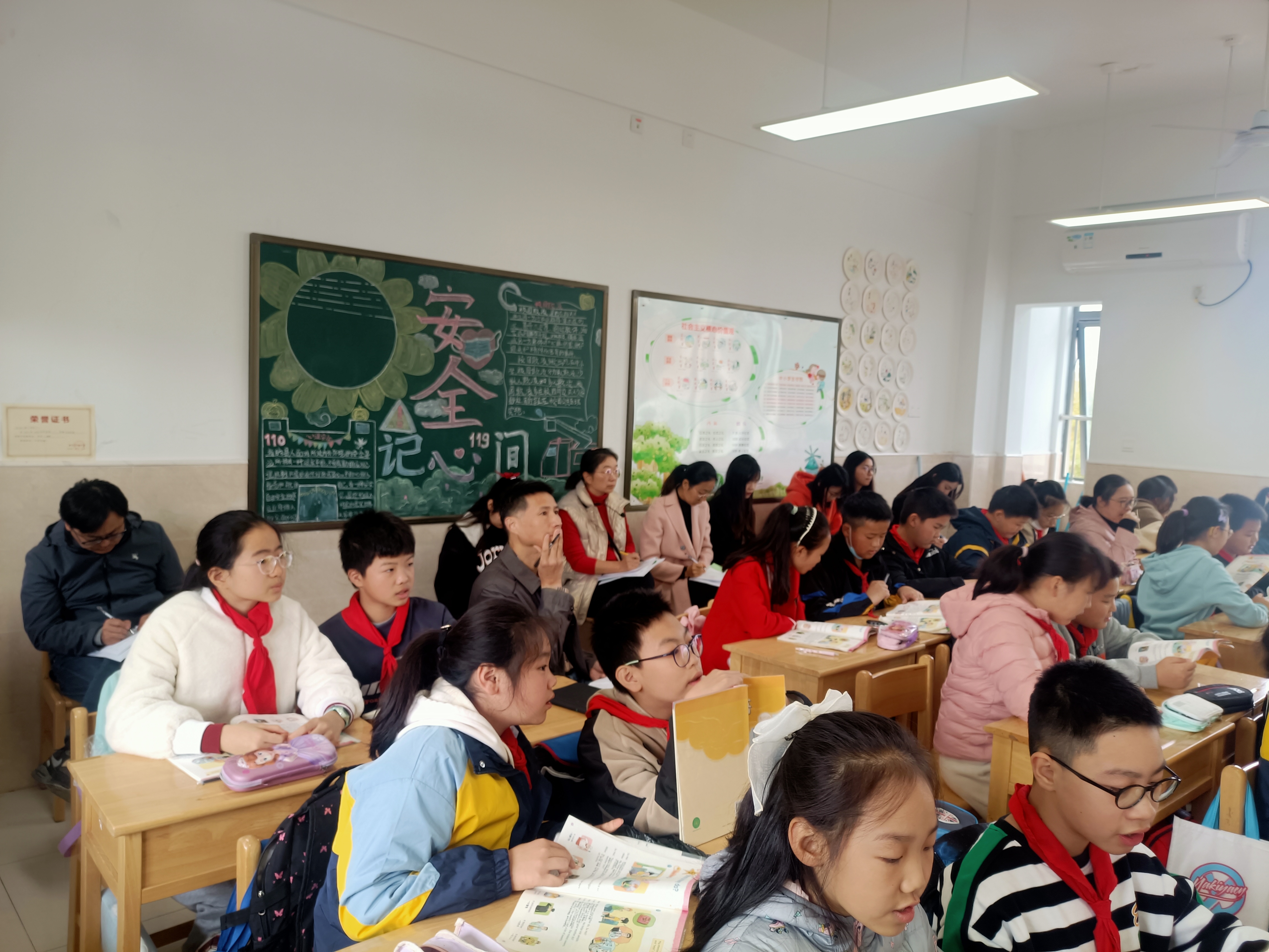 C:\Users\Administrator\Desktop\2022-2023第一学期教研组活动\青年英语视导\听课和反馈照片\IMG20221104104646.jpg